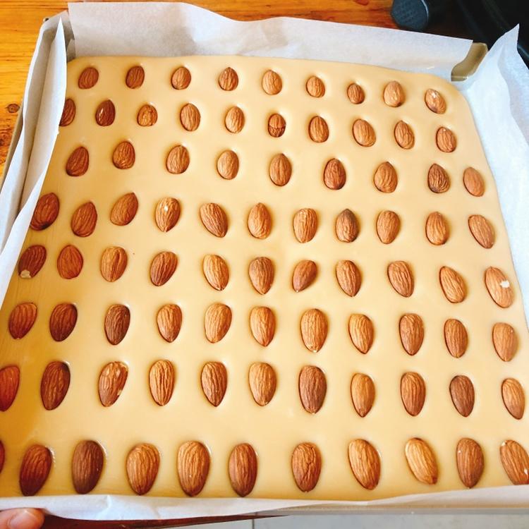 韩国杏仁牛奶糖的外表，日本生牛奶糖的芯