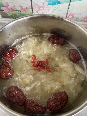 银耳红枣百合汤（附快速泡发出胶法）的做法 步骤7