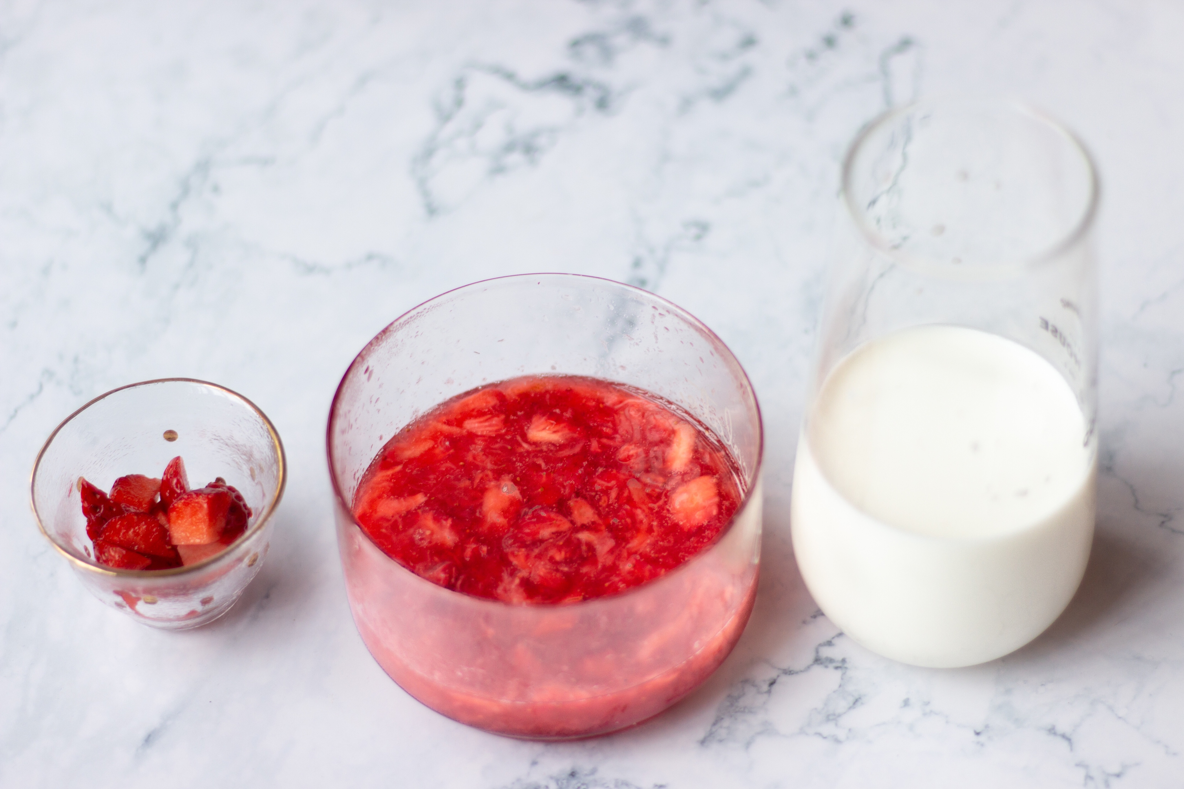 夏日草莓冰牛乳的做法 步骤2