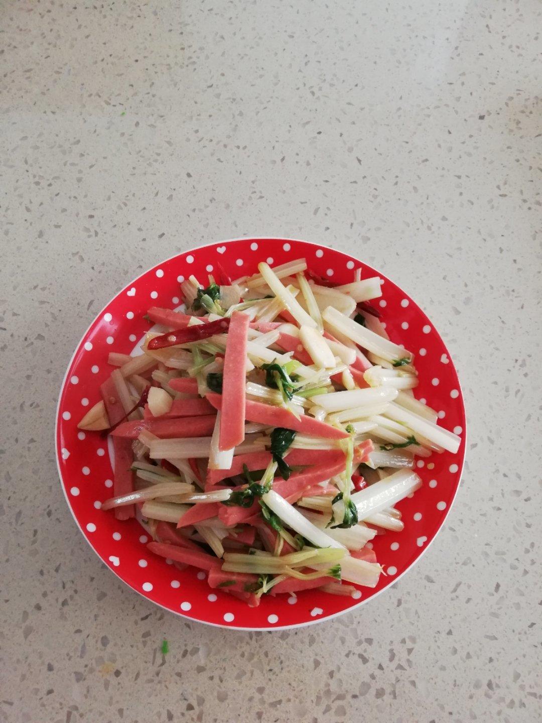 白芹两吃：炒肉丝一流！