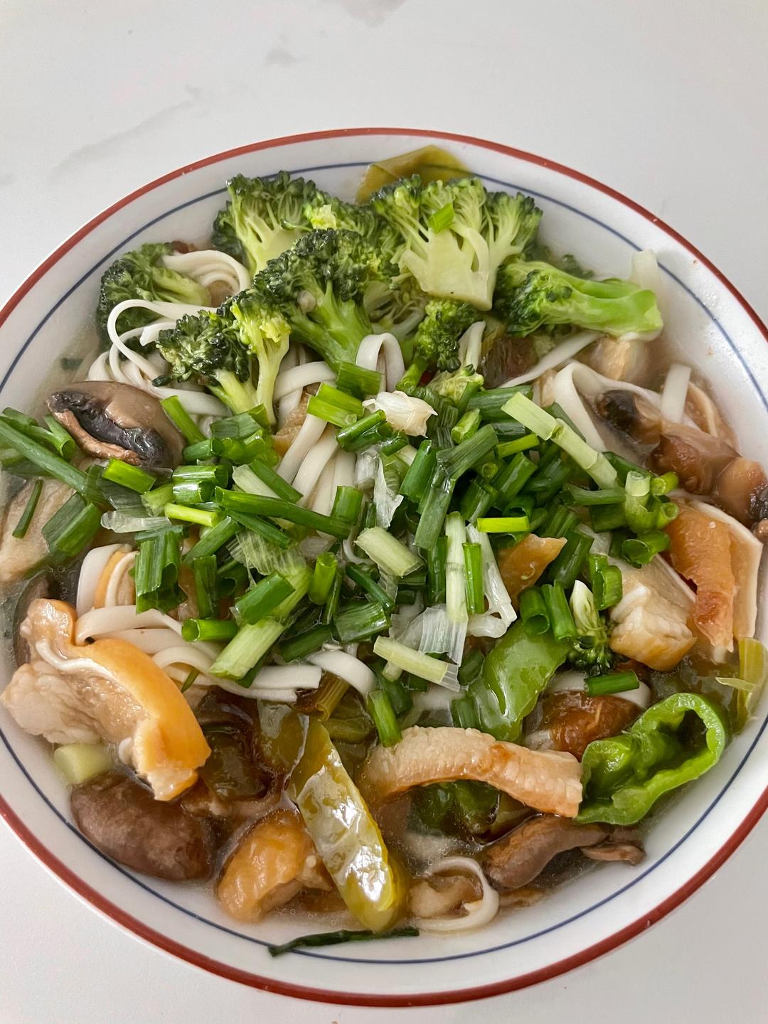 西兰花香菇猪耳面