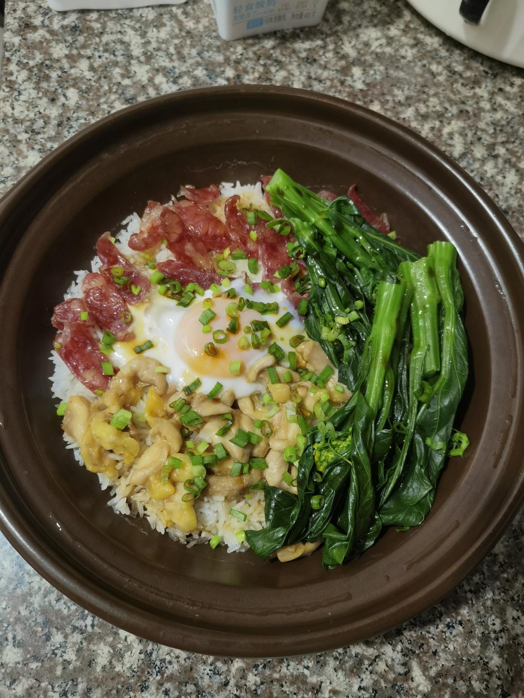 快手鸡肉腊肠煲仔饭