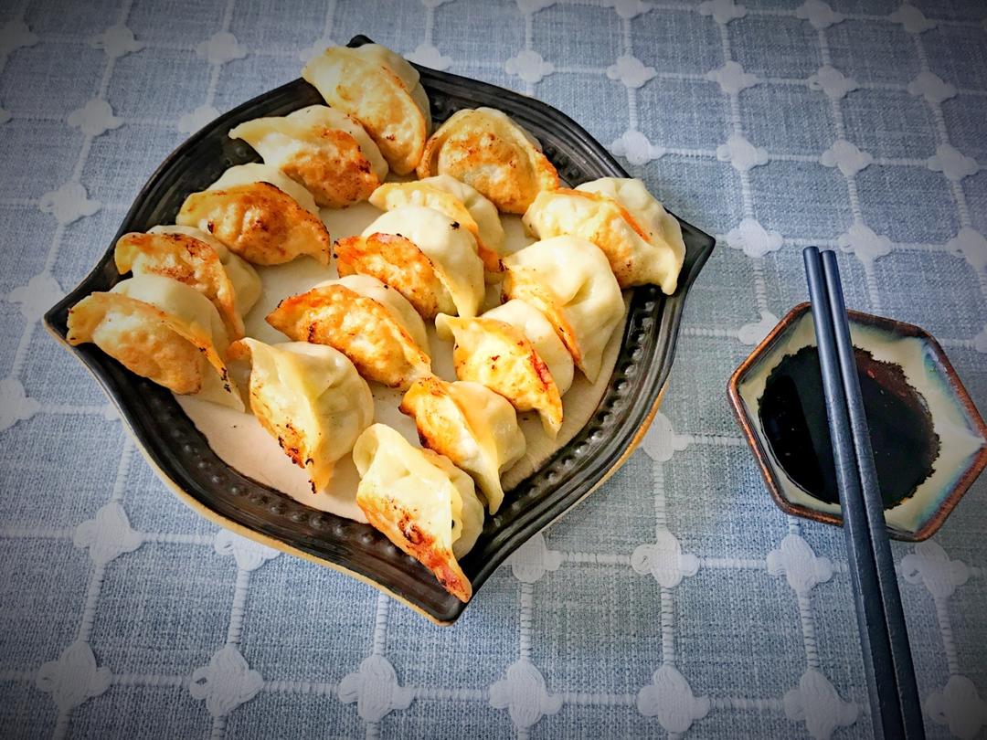 速冻水饺吃腻了吗~变锅贴吧(๑´ڡ`๑)