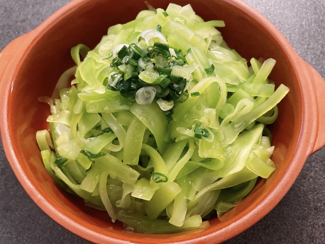 【葱油莴笋】时令莴笋上鲜啦！3分钟搞定，爽脆入味香满屋