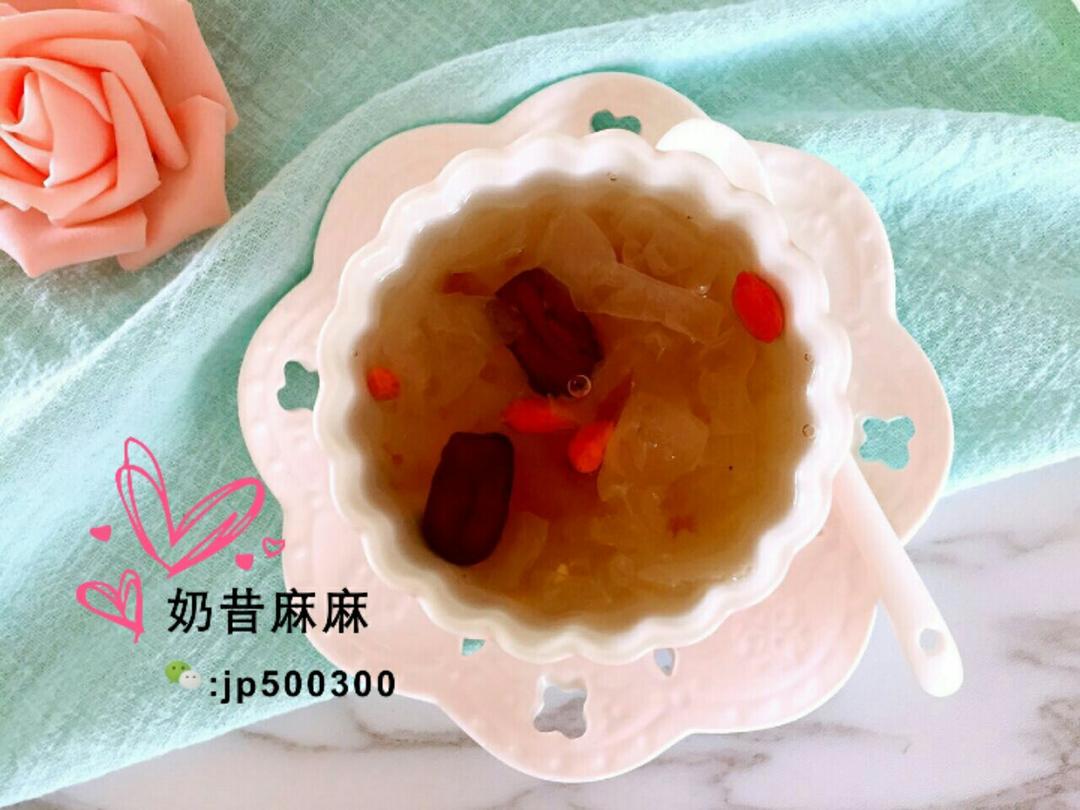 桃胶皂角米银耳羹