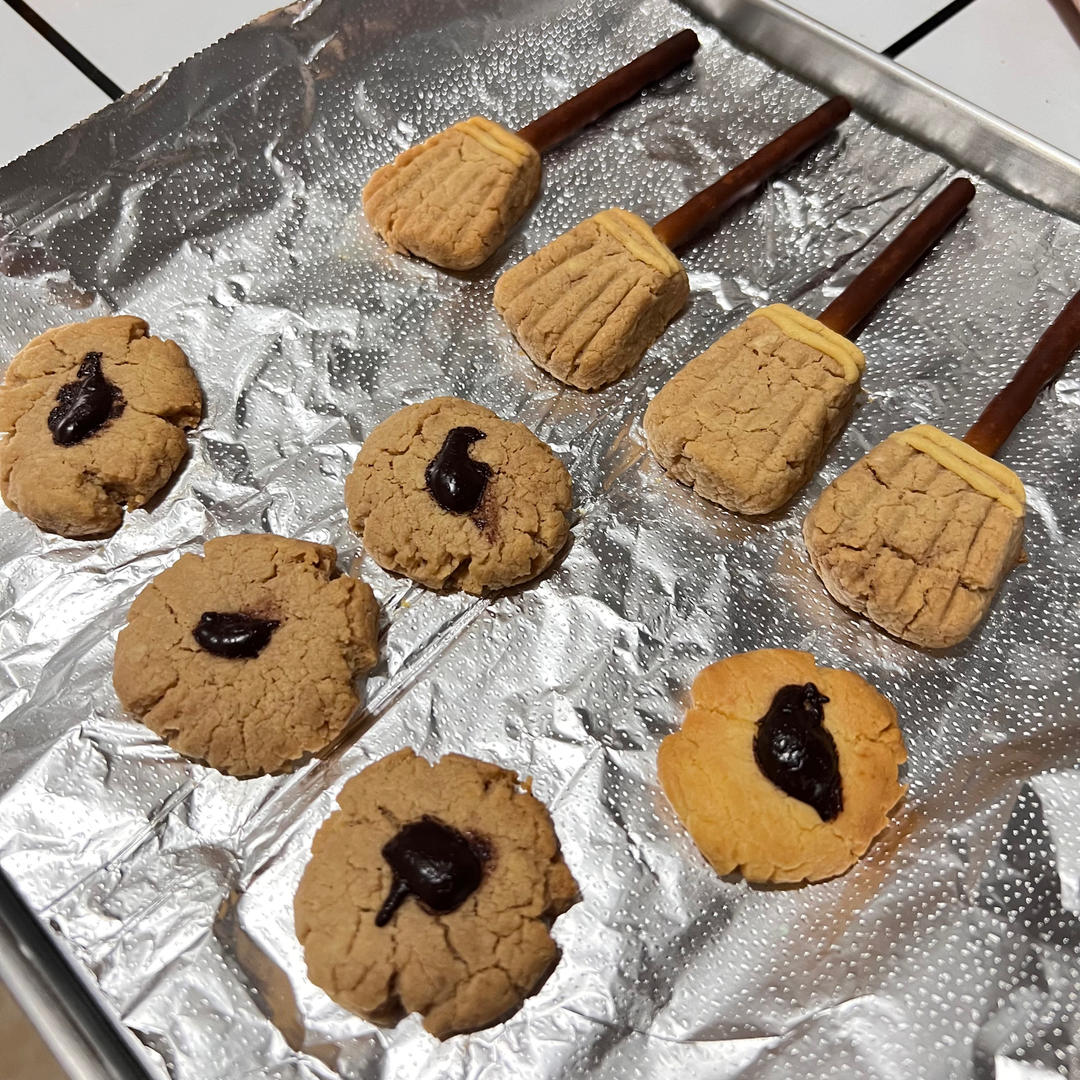 万圣节!女巫的扫帚饼干