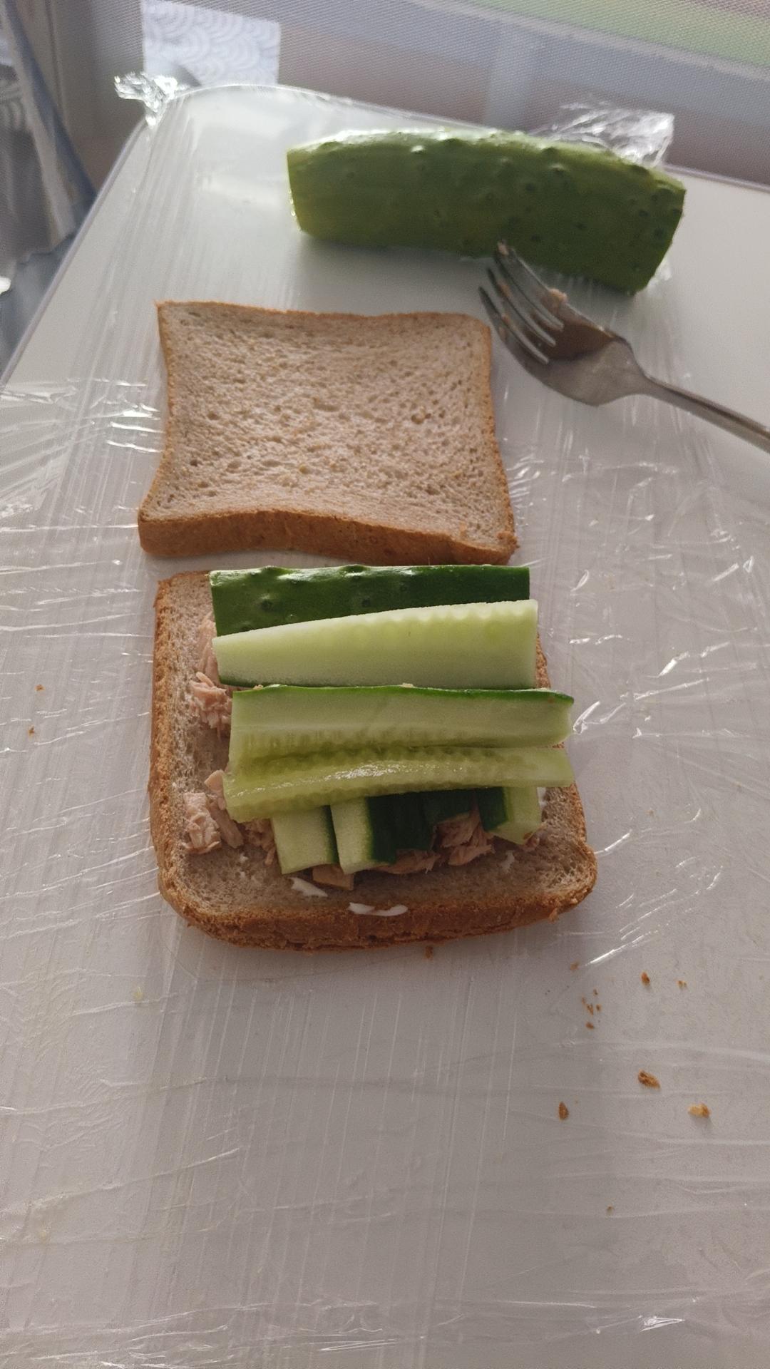 黄瓜金枪鱼三明治