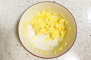 咸香酥脆，好吃不停的咸蛋黄一口酥的做法 步骤6