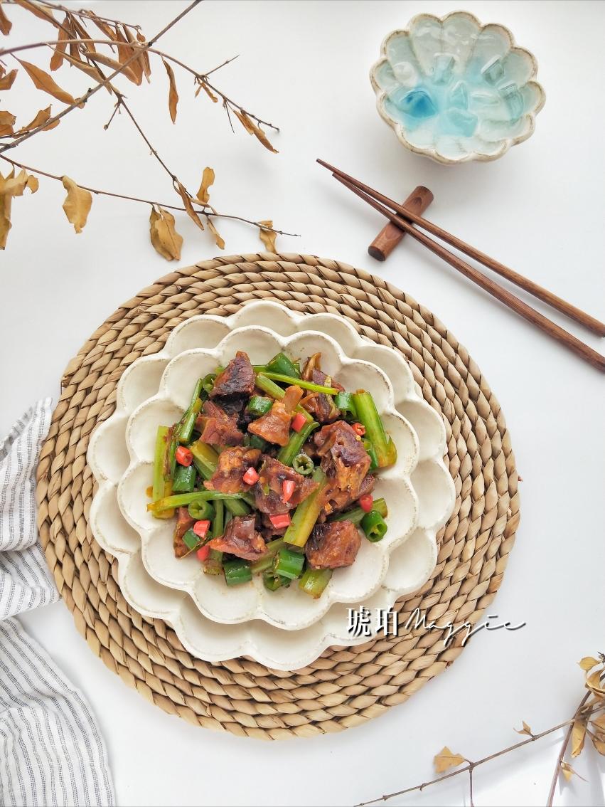 ㊙️腊味‼️芹菜辣酱腊鸭腿‼️越嚼越香的做法