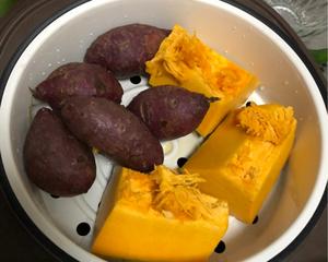 电饭煲蒸南瓜紫薯的做法 步骤2