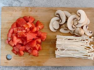 蔬菜汤/超鲜美西红柿蘑菇豆腐汤的做法 步骤2