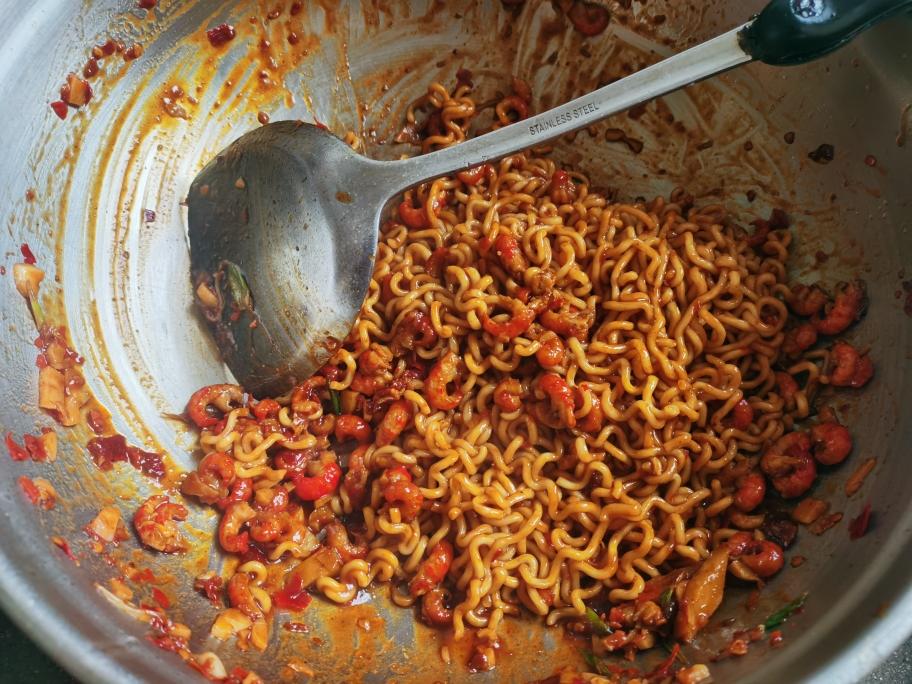 龙虾尾火鸡面（熙熙微辣版）的做法