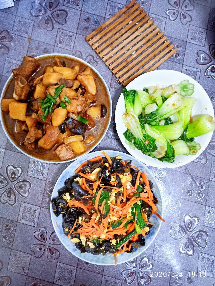 巨好吃的木耳红萝卜炒鸡蛋