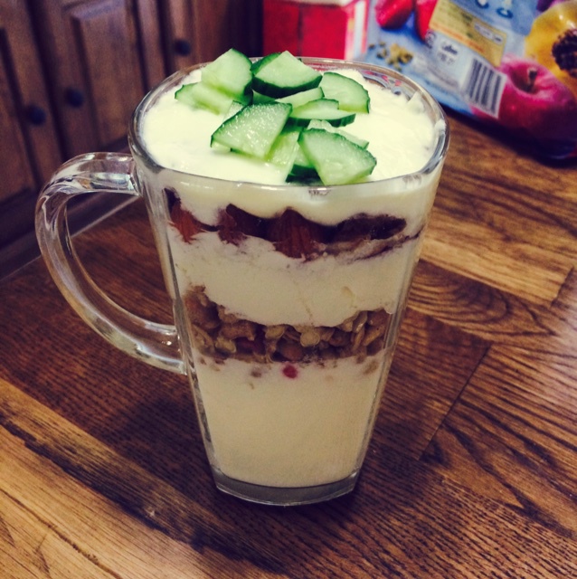 超简单的营养早餐--酸奶麦片