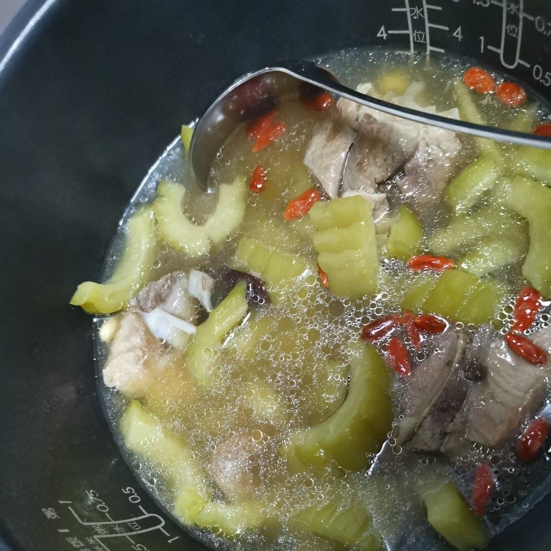 夏日清心苦瓜排骨汤，祛火毒祛油腻，简单快手