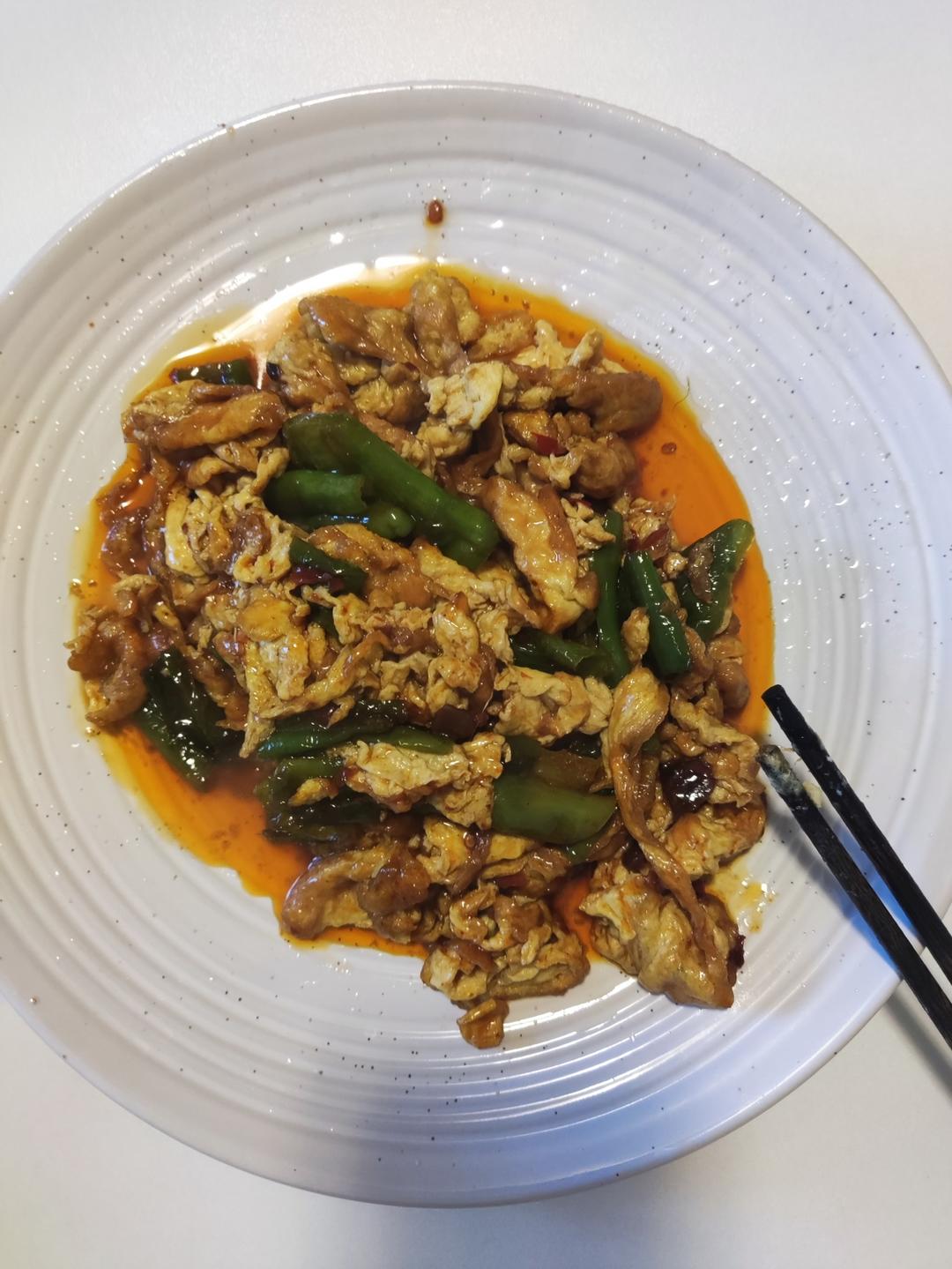 超级下饭的虎皮青椒炒鸡蛋！三碗饭都不够