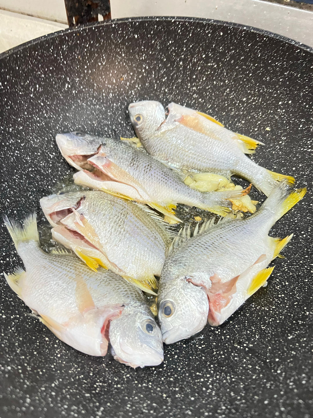 香煎黄脚腊鱼的做法