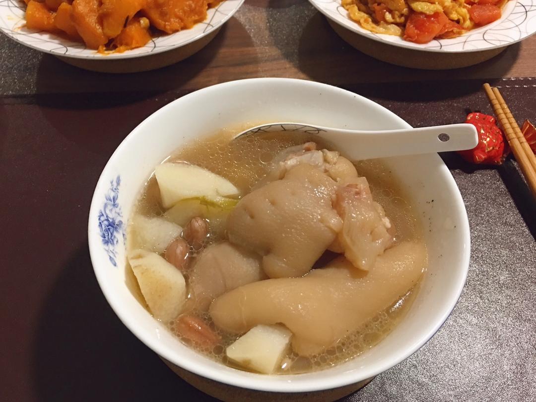 黄豆花生猪脚汤