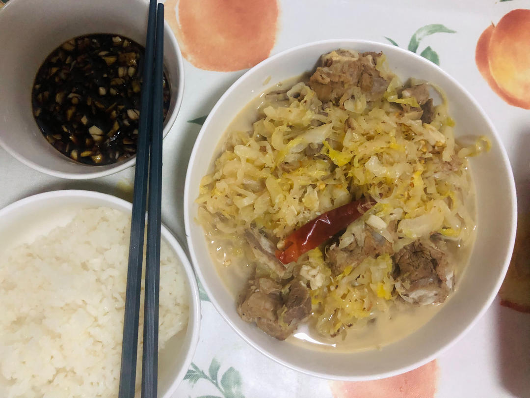 酸菜炖排骨😋地道东北菜