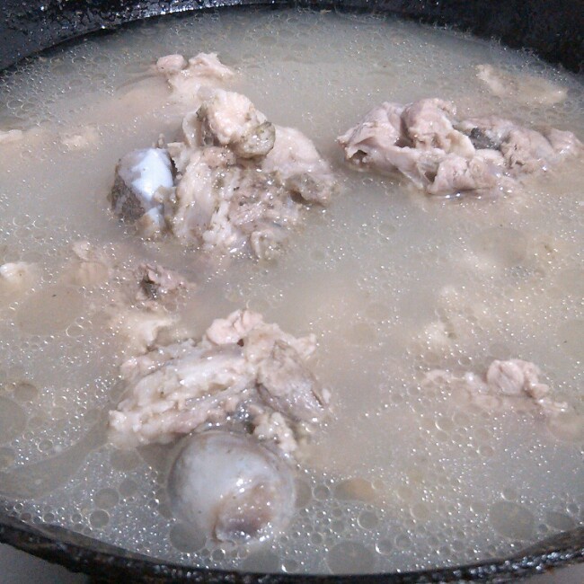 型男吃货做的大骨汤