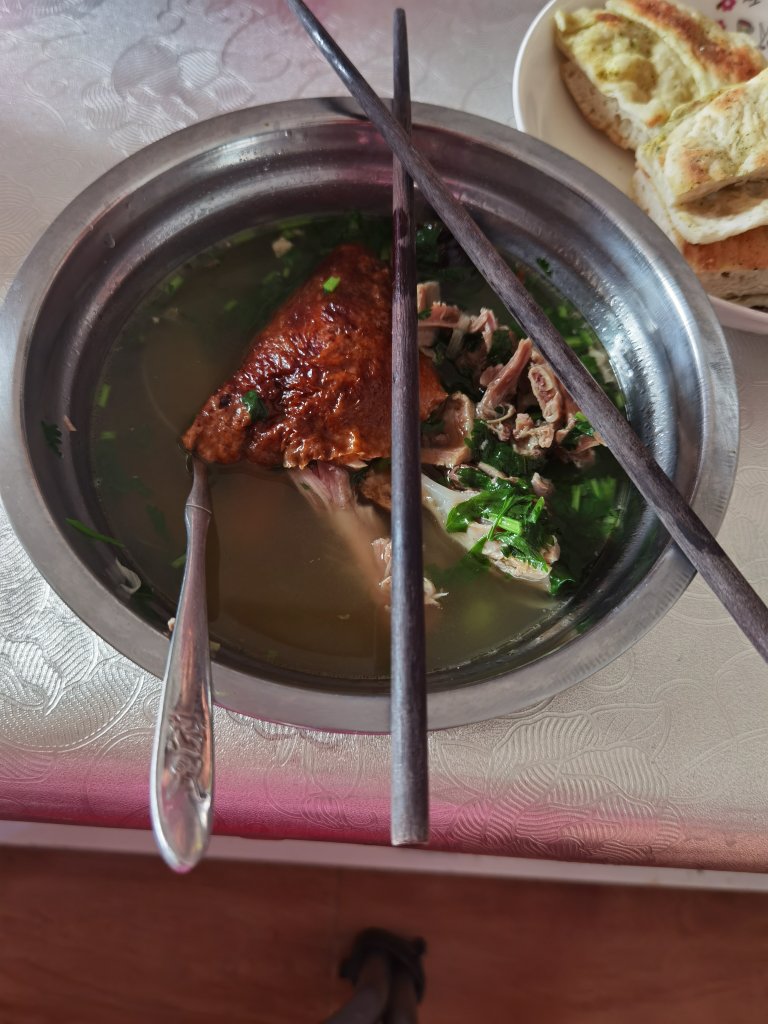 一只鸭架子的两种做法:   鸭架粉丝汤