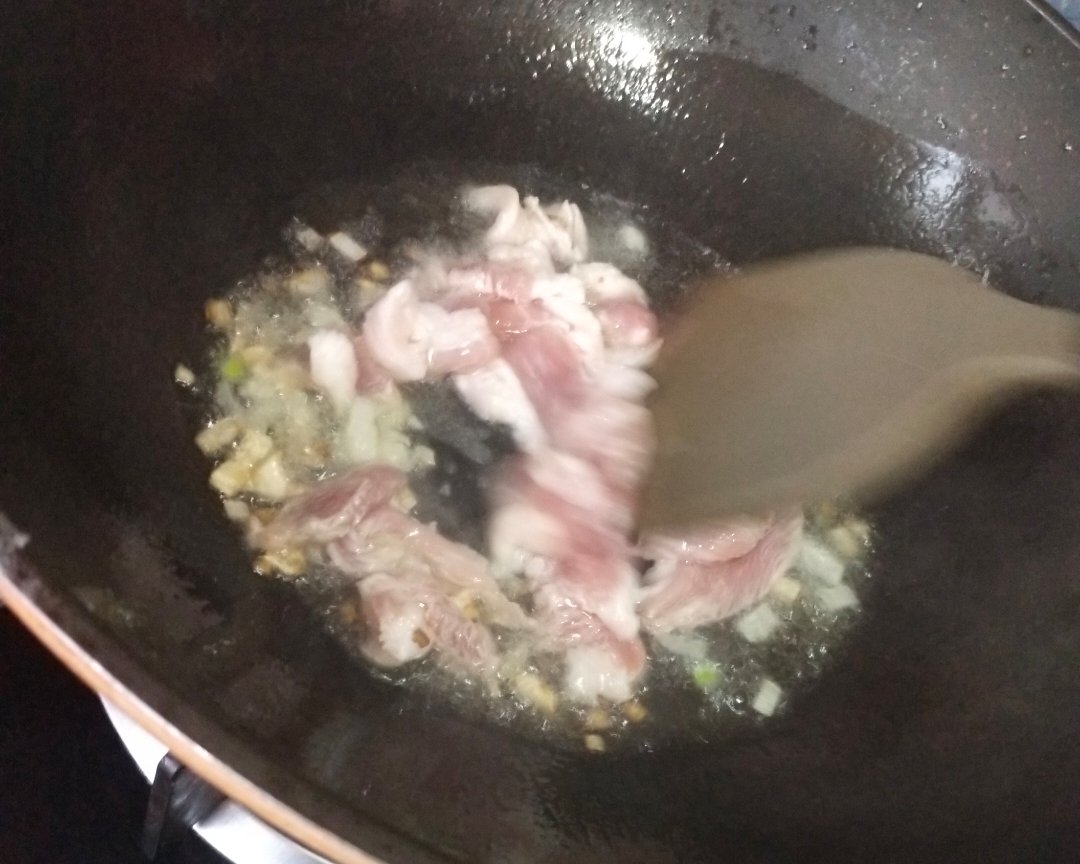 〈大根菠菜猪肉炖粉条〉，从小我家就喜欢这么吃。欣小厨 😉的做法 步骤5