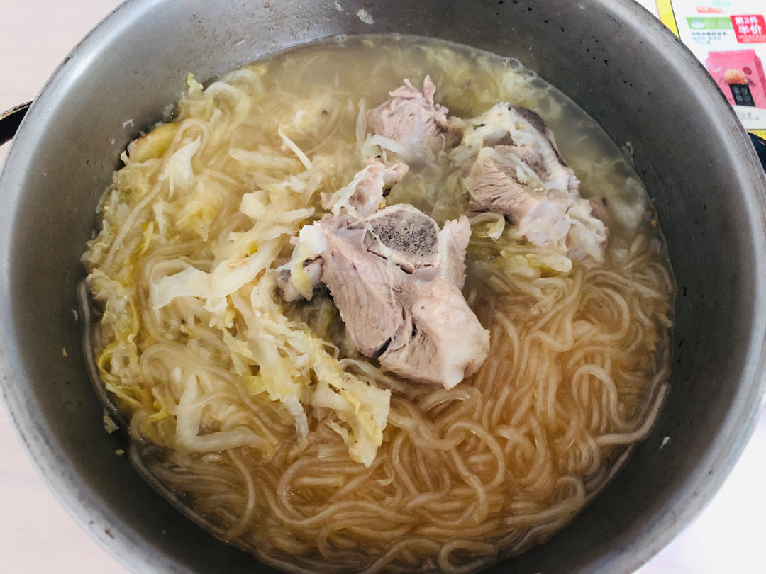 大骨棒炖酸菜