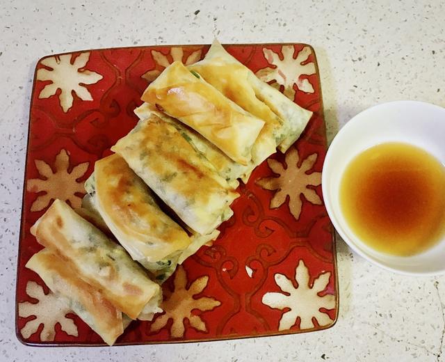 炸春卷 by wqy (娃娃菜、韭菜、黑木耳、鸡蛋)的做法