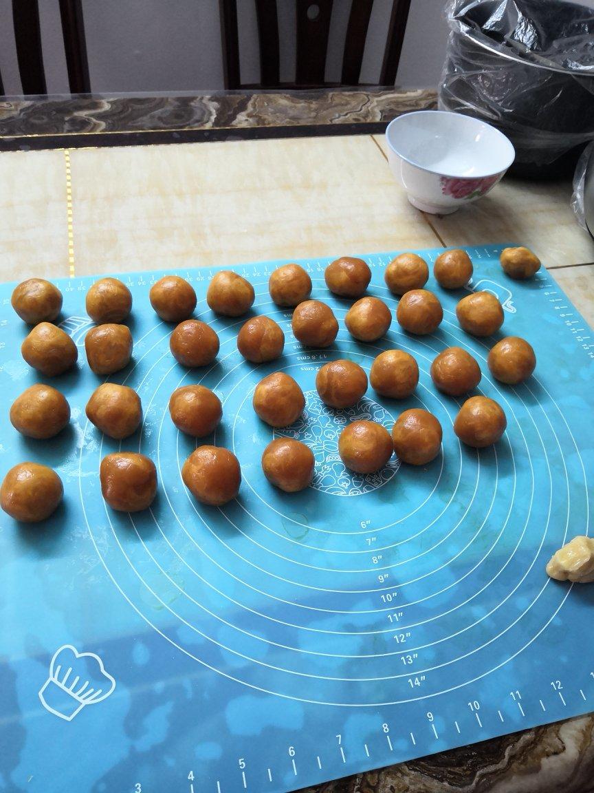 广式月饼—蛋黄莲蓉月饼