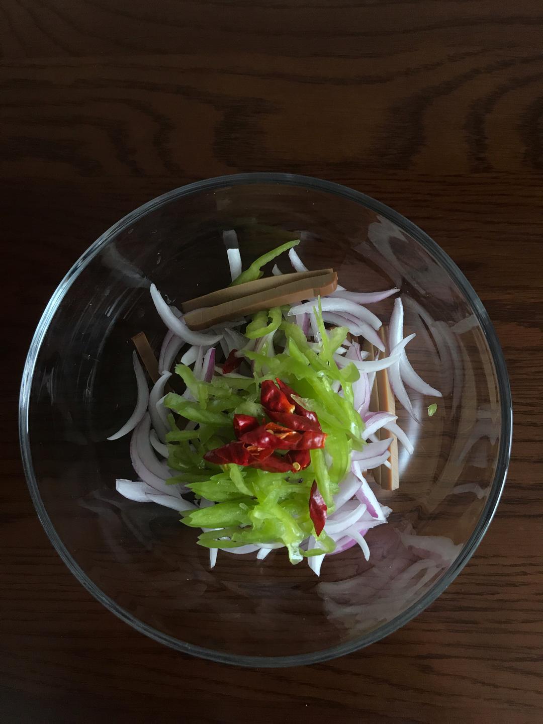 鸡蛋干拌洋葱青椒丝的做法 步骤3