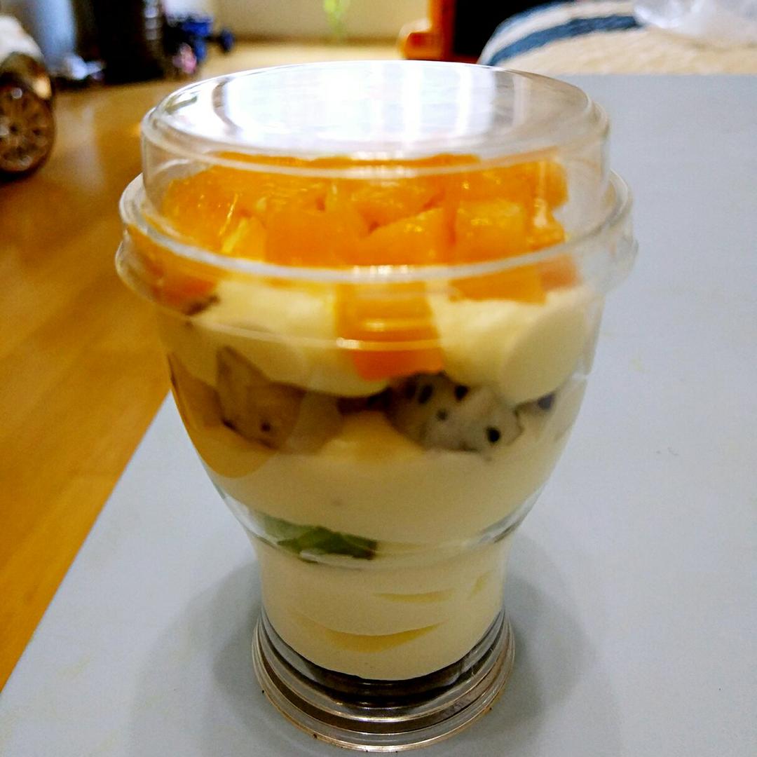 奶油水果杯