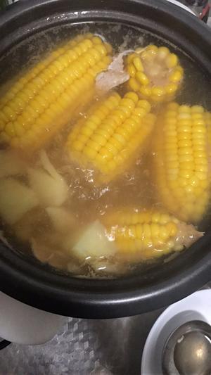 玉米土豆西红柿瘦肉汤的做法 步骤1