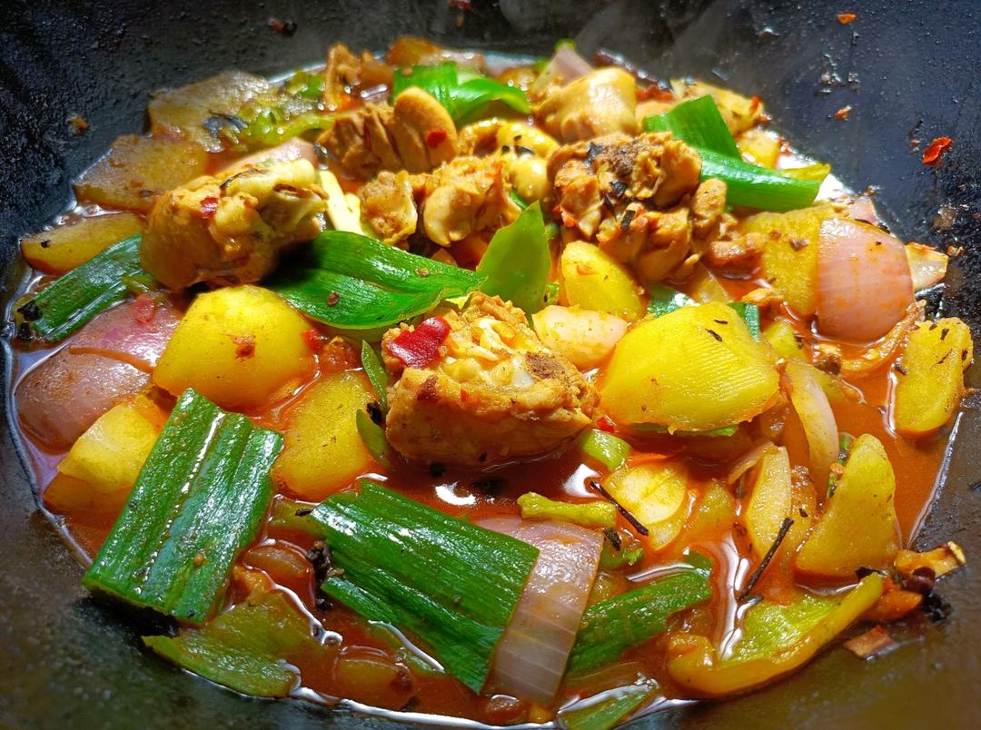 家常大盘鸡加手擀宽面