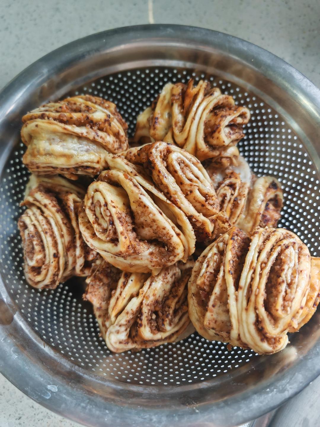 养生核桃芝麻花生花卷