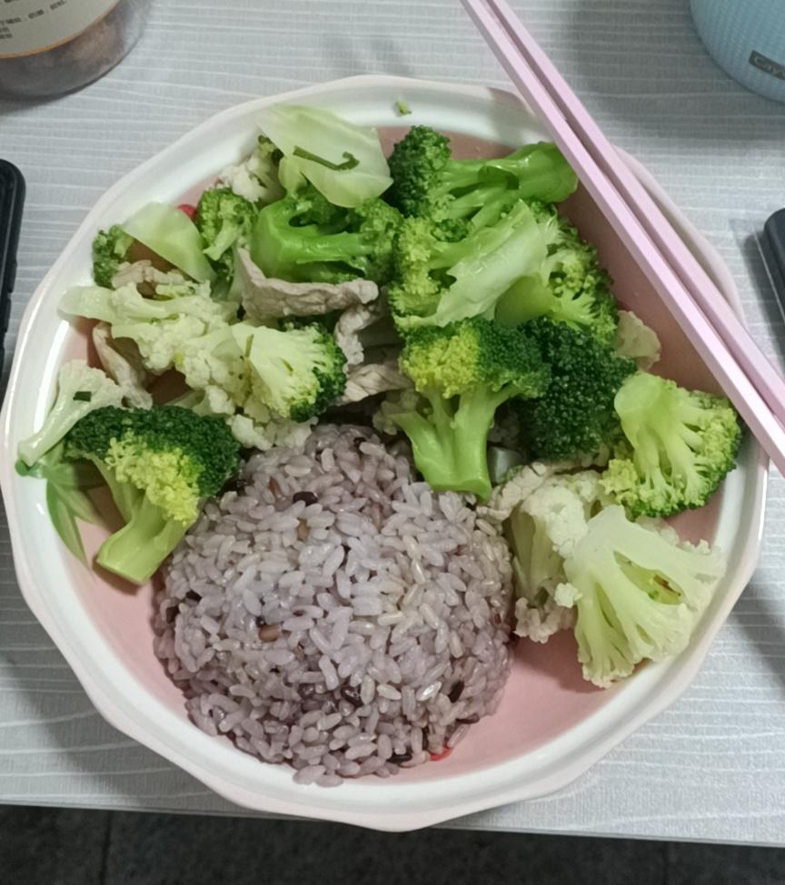 双花炒瘦肉+糙米饭+牛奶