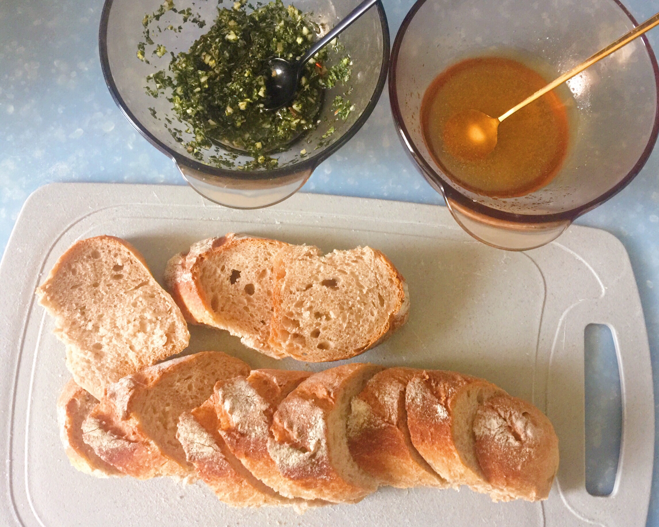 法棍🥖两种吃法：蒜香、蜂蜜橄榄油的做法 步骤1