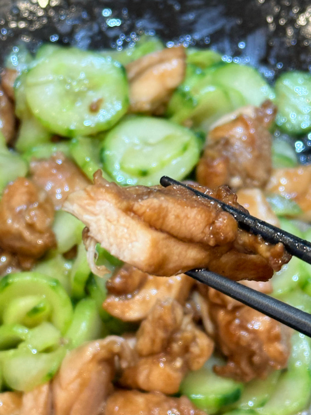 🥒黄瓜片炒鸡腿肉（宽油嫩肉版）