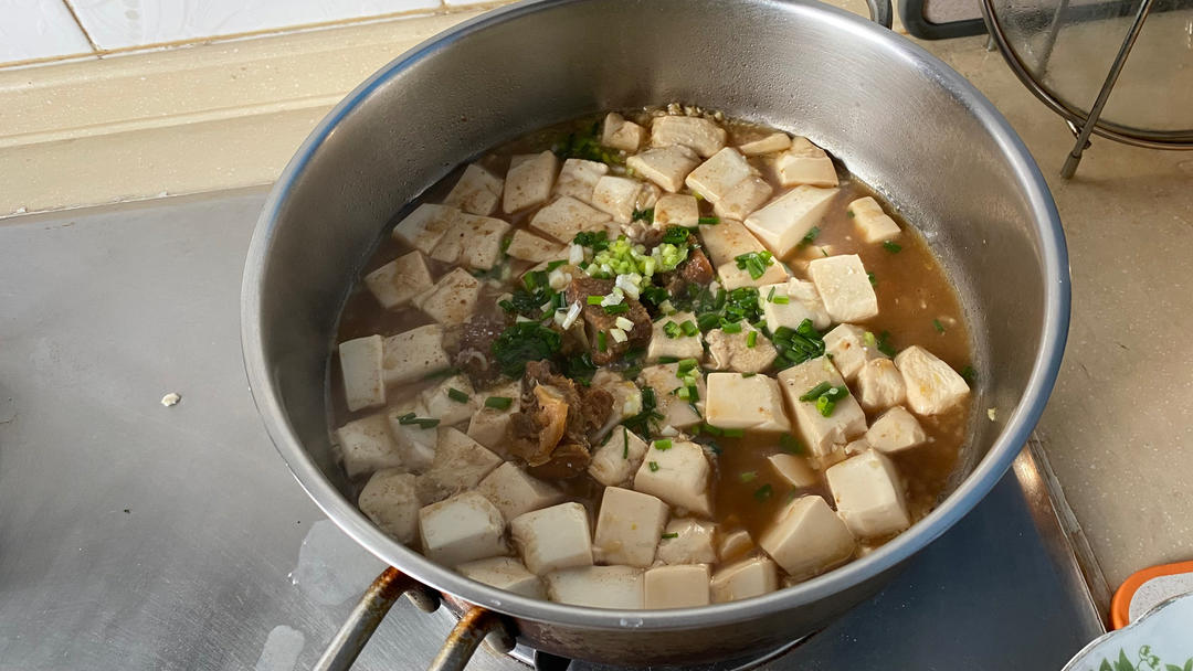 不放肉也超下饭的葱焖豆腐