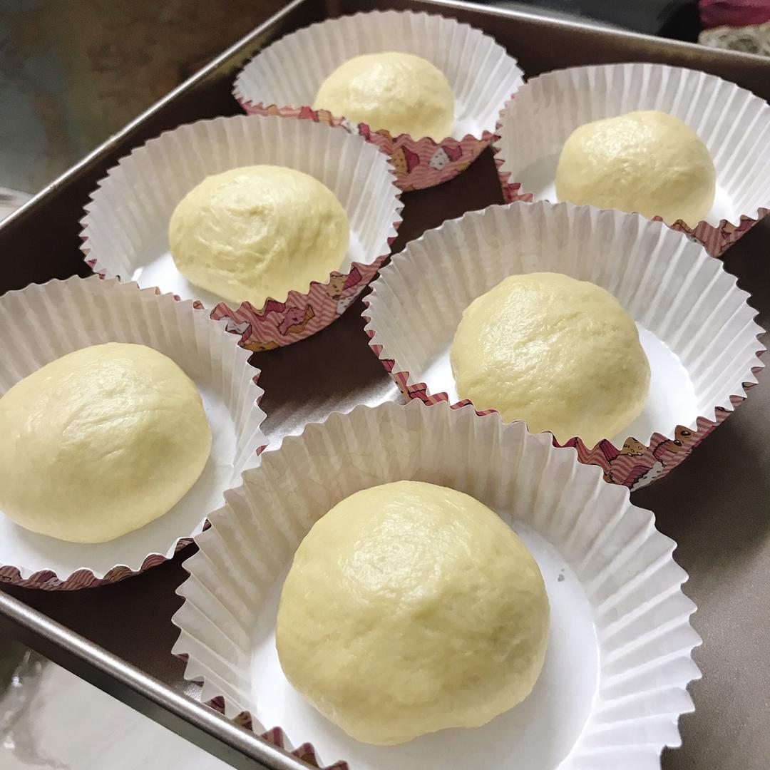 椰蓉蜜豆泡浆面包