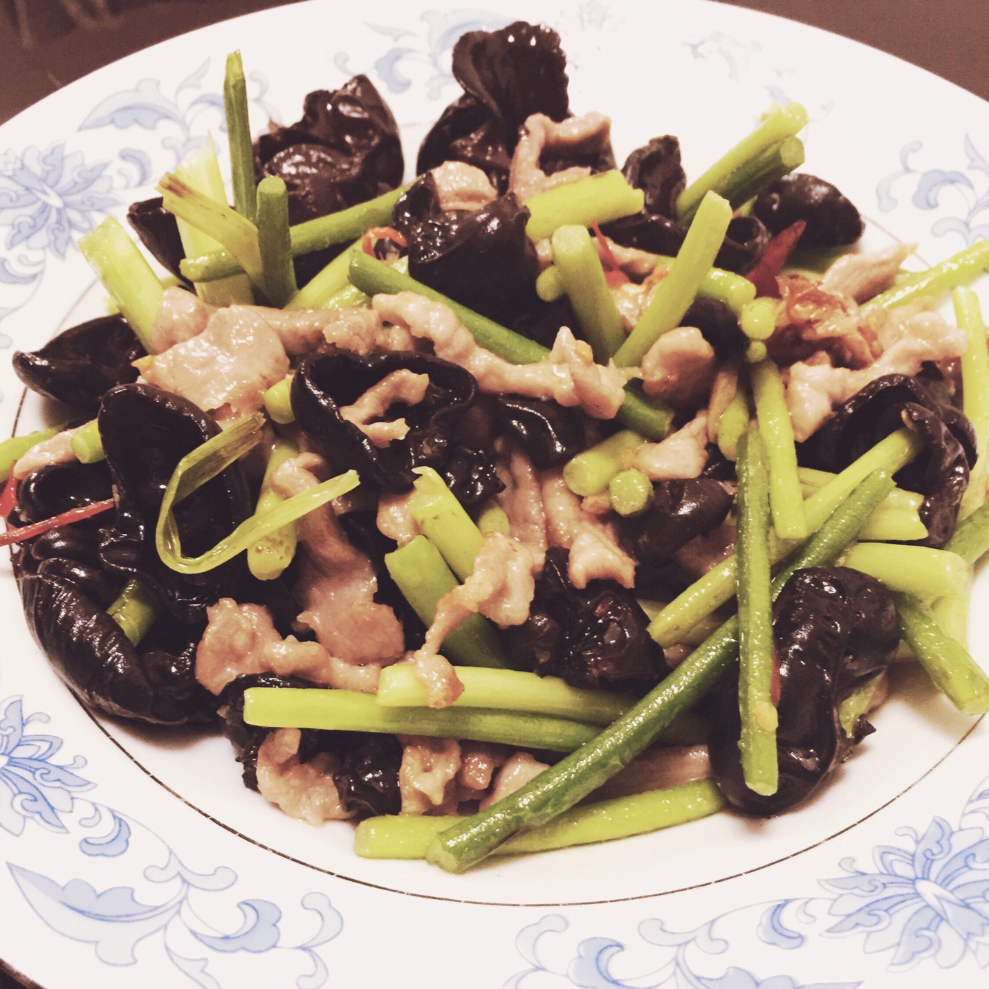 蒜苔木耳炒肉丝