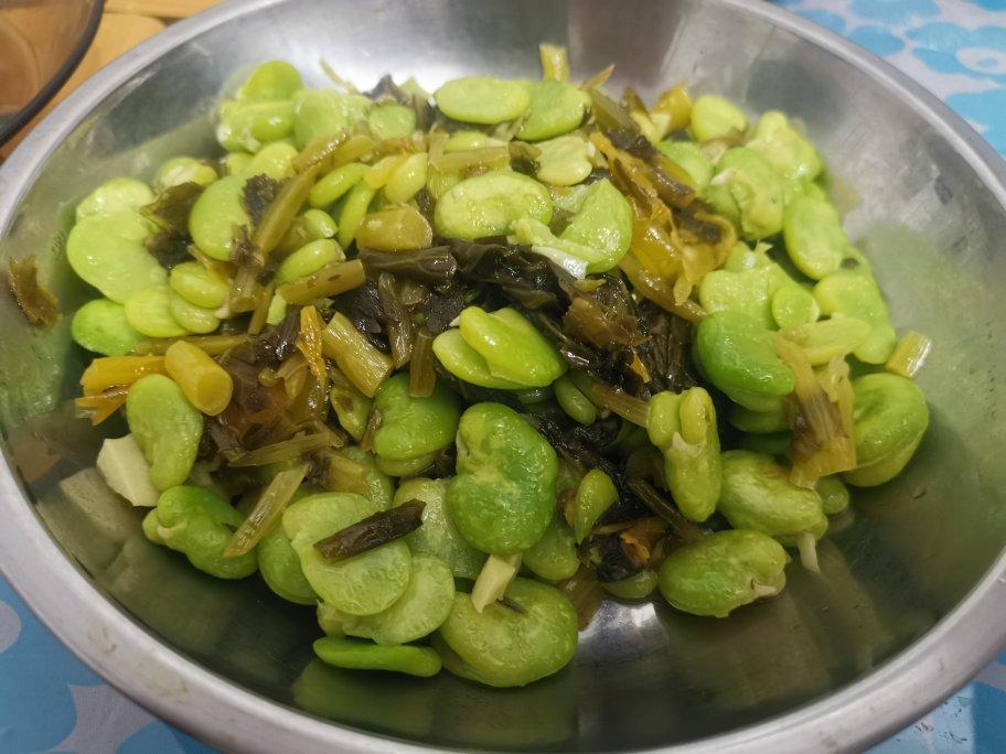 雪菜炒蚕豆（家常做法好吃不腻）