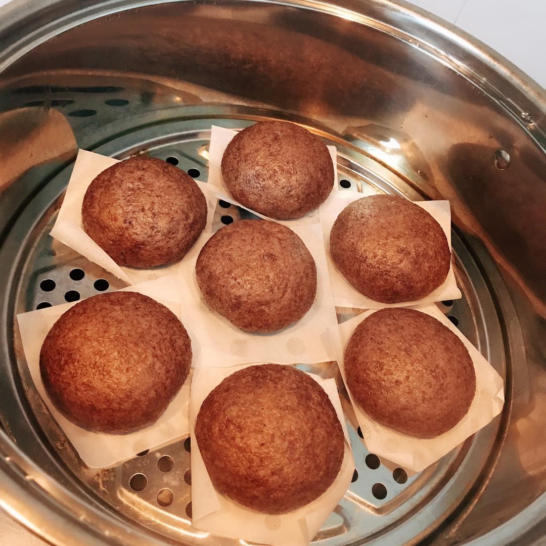 黑全麦粉馒头