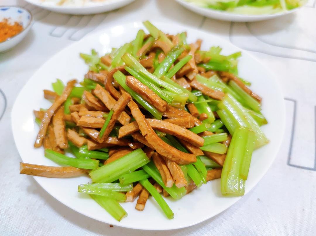 2021.4.20记录午餐 今天想吃「芹菜炒香干」