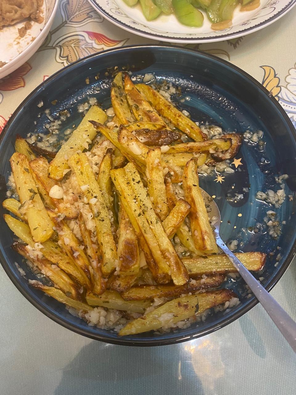 蒜香黄油烤薯条的做法