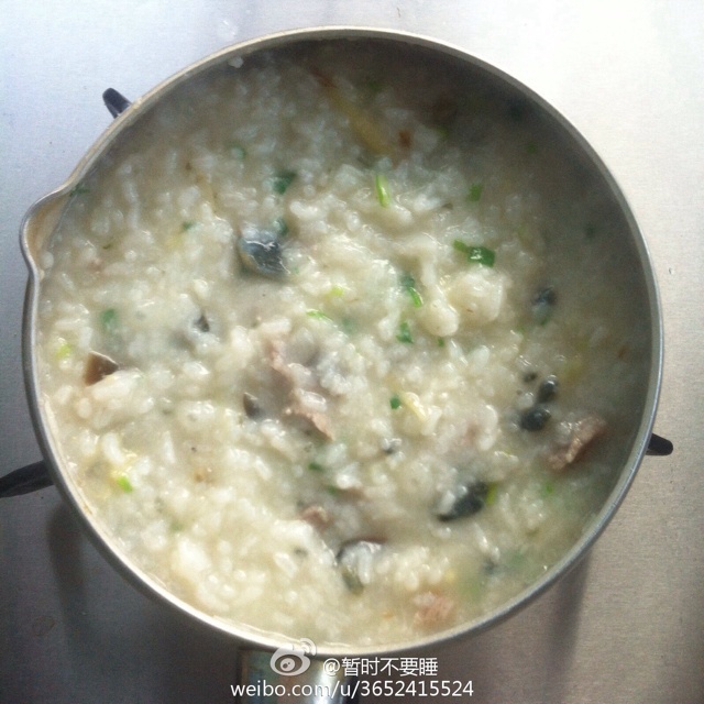 砂锅皮蛋瘦肉粥
