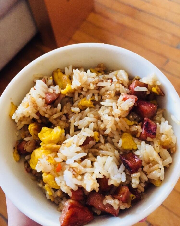 红肠蛋炒饭