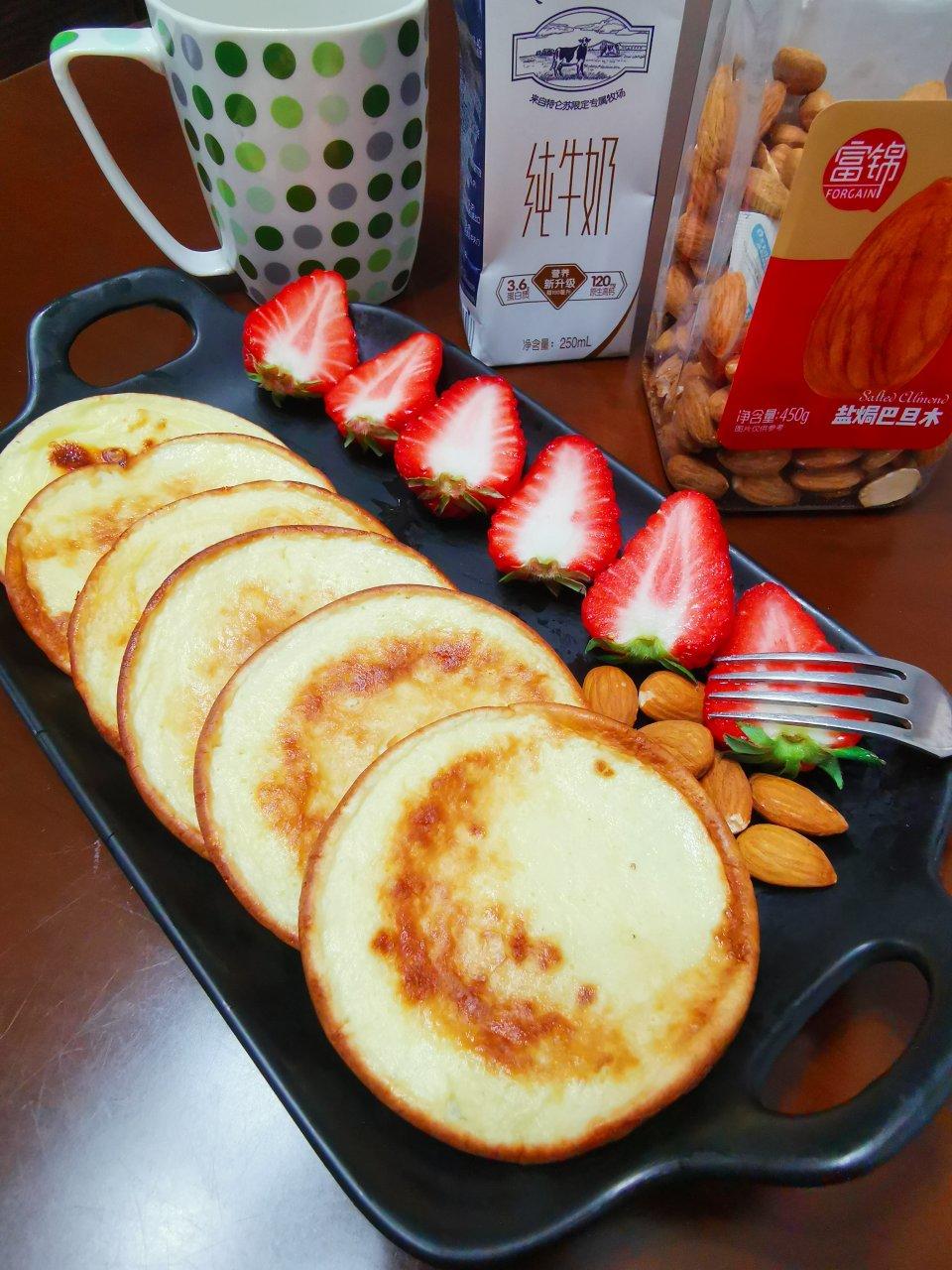 【酸奶松饼yogurt pancake】，搭上黑莓果酱和枫糖的美味。