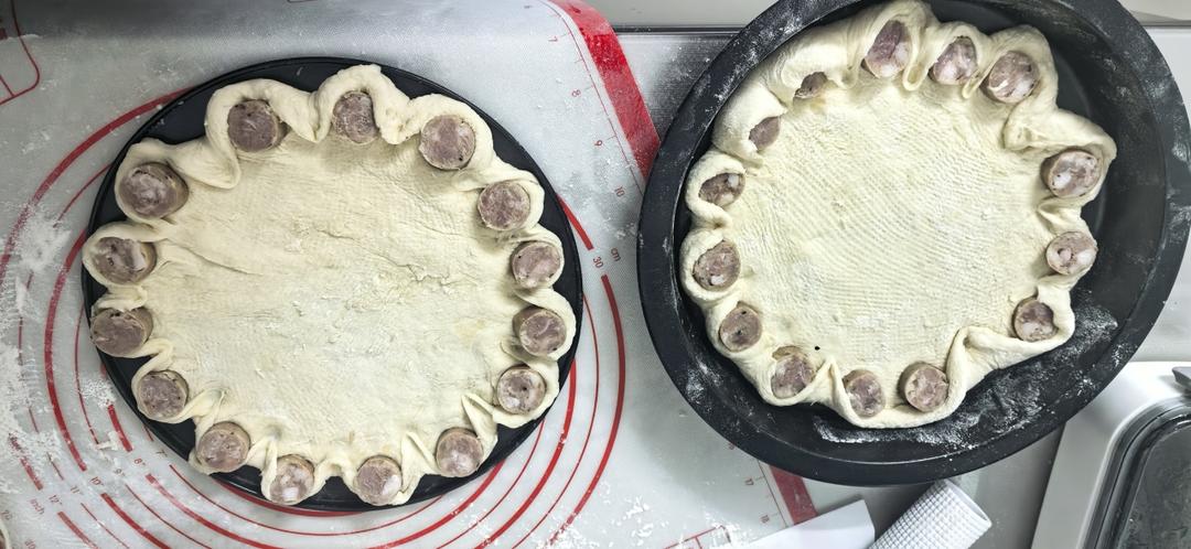 在家也能轻松做出米其林口感的肉肠卷边披萨