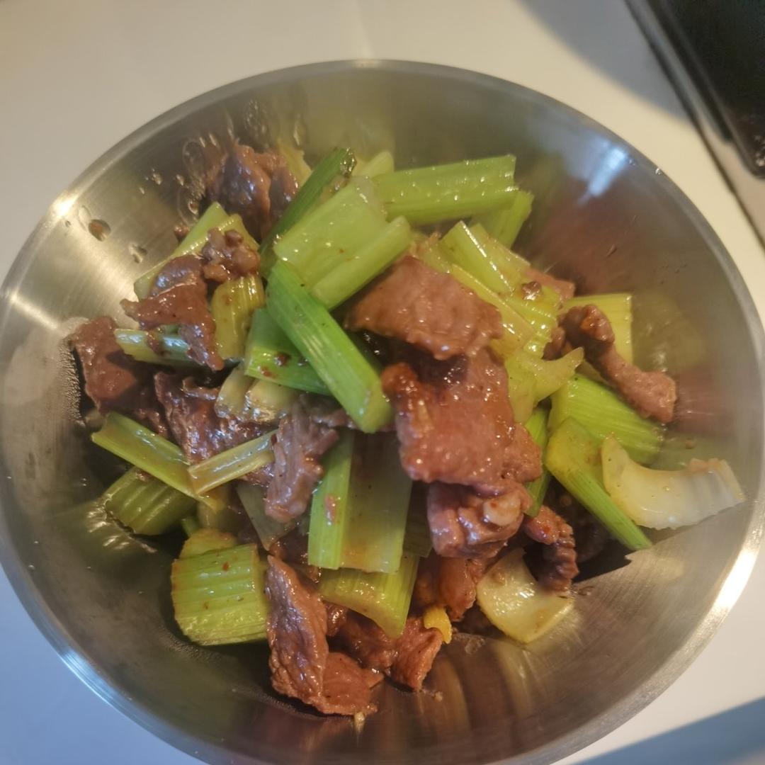 下饭神器又来了，试试这道芹菜炒牛肉！！