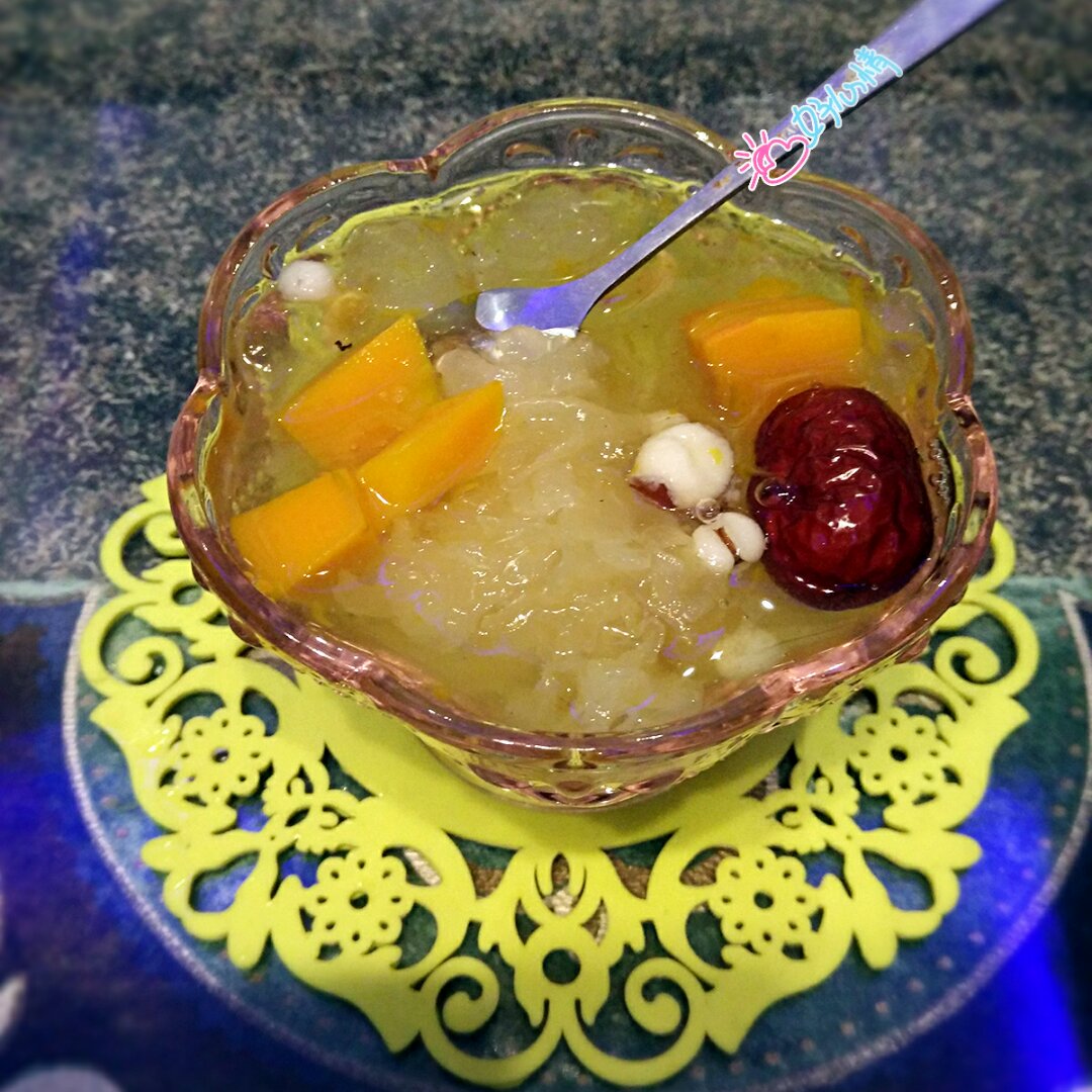 美容润肤 益气补血《桃胶皂角米百合银耳红枣羹》